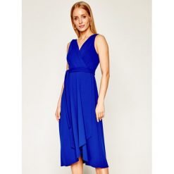 Sukienka koktajlowa DKNY DD0A1576. Niebieskie sukienki damskie DKNY, bez wzorów, z poliesteru, wizytowe, bez kołnierzyka, bez rękawów. W wyprzedaży za 419,00 zł.