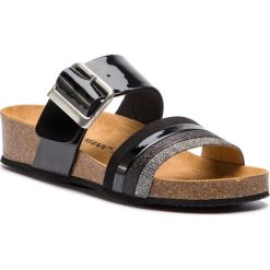 Klapki DR. BRINKMANN - 701303 Schwarz 1. Czarne klapki damskie marki Dr. Brinkmann, z aplikacjami, ze skóry ekologicznej, bez obcasa. Za 179,00 zł.