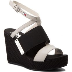 Sandały TOMMY JEANS - Material Mix Wedge Sandal EN0EN00048 Off White 156. Czarne klapki damskie Tommy Jeans, bez wzorów, z jeansu, bez obcasa, na obcasie. W wyprzedaży za 219,00 zł.