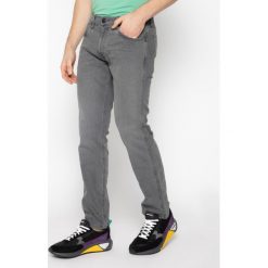 Jeansy Regular Fit Wrangler Greensboro W15QU311R. Szare jeansy męskie Wrangler, m, bez wzorów. W wyprzedaży za 249,00 zł.