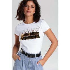 Biały T-shirt Elicia. Białe bluzki damskie Renee, s, z haftami, klasyczne, z okrągłym kołnierzem, z krótkim rękawem. Za 69,99 zł.
