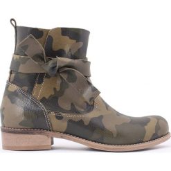 Botki - skóra naturalna - model 458 - kolor moro. Szare botki damskie Zapato, z jeansu, eleganckie, z okrągłym noskiem, bez obcasa, na płaskiej podeszwie, bez zapięcia. W wyprzedaży za 299,25 zł.