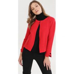 Czerwony Kardigan Sarraya. Czerwone swetry damskie Born2be, xl, bez wzorów, bez rękawów, bez kaptura. Za 69,99 zł.