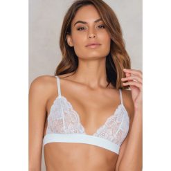 Biustonosze bardotka: NA-KD Lingerie Koronkowy biustonosz – White