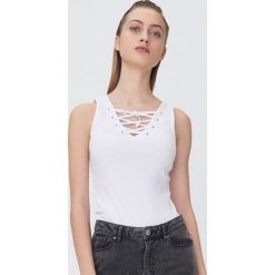 Top ze sznurowanym dekoltem - Biały. Białe topy damskie Sinsay, s, bez wzorów, bez kołnierzyka. Za 19,99 zł.