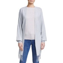 Sweter rozpinany w kolorze jasnoszarym. Szare kardigany damskie Oui, bez wzorów, z wiskozy, bez rękawów, bez kaptura. W wyprzedaży za 171,95 zł.