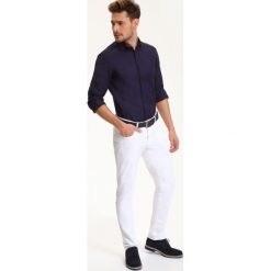 Koszula długi rękaw męska regular fit. Koszule męskie Top Secret, na lato, m, bez wzorów, z bawełny, eleganckie, z klasycznym kołnierzykiem, z długim rękawem. W wyprzedaży za 54,99 zł.