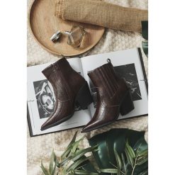 Brązowe Kowbojki Ardmillan. Pomarańczowe botki damskie Born2be, ze skóry, ze szpiczastym noskiem, za kostkę, na wysokim obcasie, na obcasie, na zamek. Za 159,99 zł.