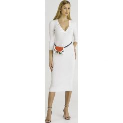 SUKIENKA Elisabetta Franchi. Białe sukienki damskie Elisabetta Franchi, na imprezę, s, z aplikacjami, z materiału, z włoskim kołnierzykiem, bez rękawów, midi. Za 1459,00 zł.