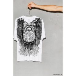 Omo portrait man white. Białe t-shirty męskie marki Pakamera, m, bez wzorów, z wiskozy, klasyczne, z klasycznym kołnierzykiem. Za 129,00 zł.