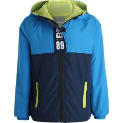 Bench COLOUR BLOCK WINDBREAKER Kurtka przeciwdeszczowa blue. Niebieskie kurtki męskie przeciwdeszczowe Bench, z poliesteru. Za 259,00 zł.