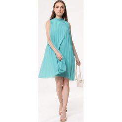 Miętowa Sukienka Tuned. Zielone sukienki damskie Born2be, na lato, m, bez wzorów, ze stójką, bez rękawów, oversize. Za 79,99 zł.