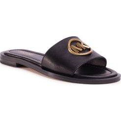 Klapki MICHAEL MICHAEL KORS - Brynn Slide 40S0BYFP1L Black. Czarne klapki damskie MICHAEL Michael Kors, z aplikacjami, ze skóry, bez obcasa, na obcasie. Za 599,00 zł.