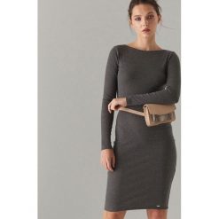 Dzianinowa sukienka bodycon - Szary. Szare sukienki damskie Mohito, s, bez wzorów, z dzianiny, bez kołnierzyka, bez rękawów, bodycon. Za 69,99 zł.