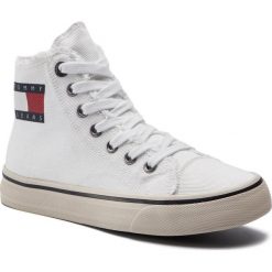 Sneakersy TOMMY JEANS - Hightop Tommy Jeans Sneaker EN0EN00589 White 100. Białe półbuty damskie Tommy Jeans, z jeansu. W wyprzedaży za 249,00 zł.