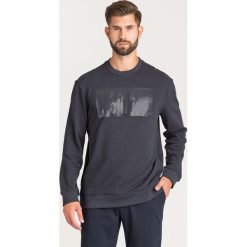 BLUZA Armani Exchange. Niebieskie bluzy męskie s, z aplikacjami, z materiału, z okrągłym kołnierzem. Za 281,40 zł.