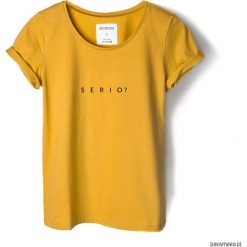 T-shirt musztardowy SERIO?. T-shirty damskie Pakamera, z napisami, klasyczne, z klasycznym kołnierzykiem. Za 89,00 zł.