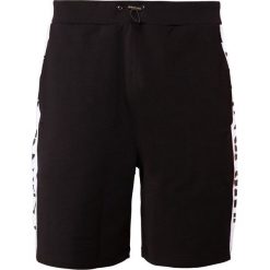 Plein Sport JOGGING SHORTS THUNDER Spodnie treningowe black. Czarne spodenki sportowe męskie Plein Sport, m, z bawełny, do biegania. Za 769,00 zł.