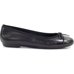 Skórzane baleriny w kolorze czarnym. Czarne baleriny damskie Abril Flowers, bez wzorów, bez obcasa. W wyprzedaży za 128,95 zł.