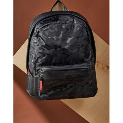 PLECAK MĘSKI W MODNY NADRUK Z KOMORĄ NA LAPTOPA. Czarne plecaki męskie marki Top Secret, moro, z materiału. W wyprzedaży za 69,99 zł.
