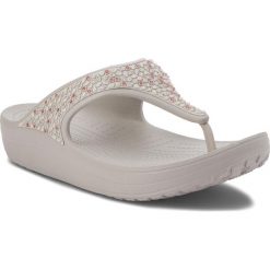Japonki CROCS - Sloane Embellished Flip 204181 Pearl White. Szare klapki damskie marki Crocs, z aplikacjami, z tworzywa sztucznego, bez obcasa. W wyprzedaży za 149,00 zł.