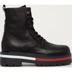 Tommy Jeans - Workery skórzane. Czarne workery damskie Tommy Jeans, z jeansu, z okrągłym noskiem, bez obcasa, na obcasie, na sznurówki. Za 849,90 zł.
