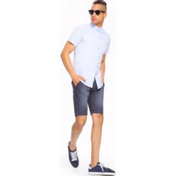 KOSZULA KRÓTKI RĘKAW MĘSKA SLIM FIT. Niebieskie koszule męskie marki Top Secret, m, bez wzorów, z bawełny, bez kołnierzyka, z krótkim rękawem. W wyprzedaży za 49,99 zł.
