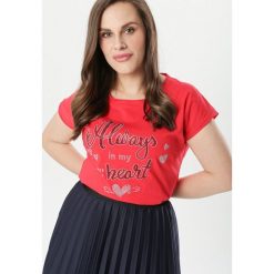 Czerwony T-shirt Lenzee. Czerwone bluzki damskie Born2be, xl, bez wzorów, bez kołnierzyka. W wyprzedaży za 34,99 zł.