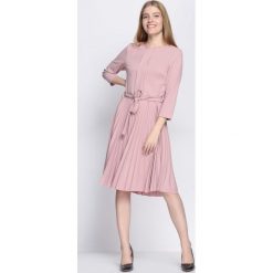Różowa Sukienka Pleated Belted. Różowe sukienki damskie Born2be, s, w paski, z okrągłym kołnierzem, bez rękawów, midi, plisowane. Za 89,99 zł.