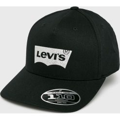 Levi's - Czapka. Czarne czapki damskie Levi's®, bez wzorów, z elastanu. W wyprzedaży za 89,90 zł.