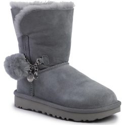 Buty UGG - W Classic Short Charm 1103765 Gys. Szare kozaki damskie Ugg, na imprezę, z wełny, bez obcasa, bez zapięcia. W wyprzedaży za 569,00 zł.