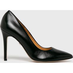 Solo Femme - Szpilki. Czarne szpilki Solo Femme, bez wzorów, ze skóry, bez obcasa, na obcasie, bez zapięcia. W wyprzedaży za 299,90 zł.