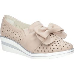 Beżowe półbuty na koturnie slip on z kokardą Jezzi MR1738-3. Brązowe buty ślubne damskie marki Jezzi, na koturnie. Za 79,99 zł.