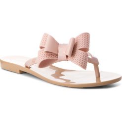 Japonki MELISSA - Harmonic Bow V Ad 32397 Beige/Pink 50739. Różowe klapki damskie marki Melissa, z aplikacjami, z tworzywa sztucznego, bez obcasa, na obcasie. W wyprzedaży za 149,00 zł.