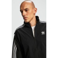 Adidas Originals - Kurtka. Czarne płaszcze męskie adidas Originals, m, bez wzorów, z poliesteru, bez kaptura. W wyprzedaży za 249,90 zł.