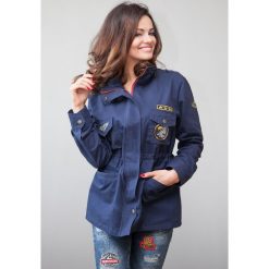Kurtka OVERSIZE zdobiona naszywkami granatowa. Kurtki damskie Fasardi, z aplikacjami, bez kaptura. Za 99,00 zł.