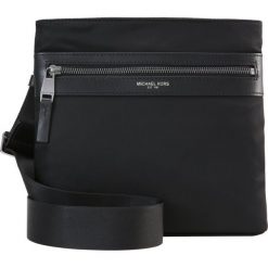 Michael Kors FLAT CROSSBODY Torba na ramię black. Czarne torby męskie na ramię marki Michael Kors. W wyprzedaży za 431,20 zł.