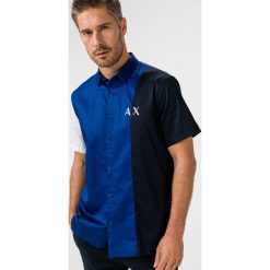 Armani Exchange Koszula Czarny Niebieski. Niebieskie koszule męskie Armani Exchange, l, bez wzorów, z bawełny, bez kołnierzyka, z krótkim rękawem. Za 335,95 zł.
