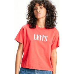 Levi's Varsity Koszulka Czerwony. Czerwone koszulki damskie Levi's®, s, z nadrukiem, z bawełny, bez kołnierzyka, z krótkim rękawem. Za 137,95 zł.
