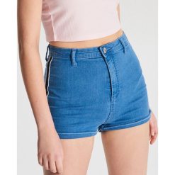 Jeansowe szorty z lampasem - Niebieski. Niebieskie szorty damskie Cropp, bez wzorów, z jeansu. Za 59,99 zł.