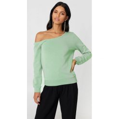 NA-KD Basic Sweter na jedno ramię - Green. Zielone swetry damskie marki NA-KD Basic, bez wzorów, z bawełny, bez rękawów, bez kaptura. W wyprzedaży za 40,38 zł.
