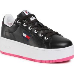 Sneakersy TOMMY JEANS - Iconic Flatform Sneaker EN0EN00943 Black BDS. Czarne półbuty damskie Tommy Jeans, bez wzorów, z jeansu, bez obcasa, na koturnie, bez zapięcia. Za 449,00 zł.