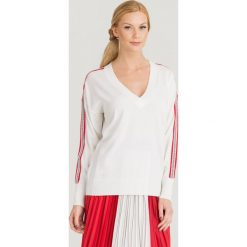 SWETER JULIE Guess. Białe swetry damskie Guess, s, z aplikacjami, z dzianiny, bez rękawów, bez kaptura. Za 369,00 zł.