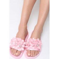 Różowe Klapki Private Line. Czerwone crocsy damskie Born2be, z materiału, na platformie. Za 49,99 zł.
