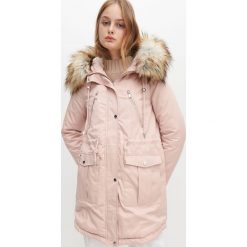 Kurtka parka ze sztucznym futrem - Różowy. Różowe kurtki damskie Reserved, bez wzorów, bez kaptura. Za 299,99 zł.