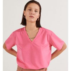 Gładki T-shirt z dekoltem V - Różowy. Różowe t-shirty damskie Reserved, s. Za 49,99 zł.