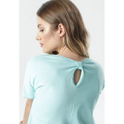 Jasnoniebieski T-shirt Aclurgh. Niebieskie bluzki damskie Born2be, s, bez wzorów, bez kołnierzyka. W wyprzedaży za 54,99 zł.