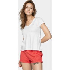 T-shirt damski TSD616 - biały - Outhorn. Białe koszulki damskie Outhorn, bez wzorów, bez kołnierzyka. W wyprzedaży za 29,99 zł.