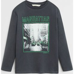 Mango Kids - Longsleeve dziecięcy New 110-164 cm. Szare t-shirty chłopięce Mango Kids, z nadrukiem, z bawełny, bez rękawów. Za 49,90 zł.
