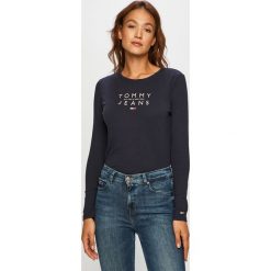 Tommy Jeans - Longsleeve. Niebieskie bluzki damskie Tommy Jeans, s, z nadrukiem, z bawełny, casualowe, z okrągłym kołnierzem, z długim rękawem. Za 179,90 zł.